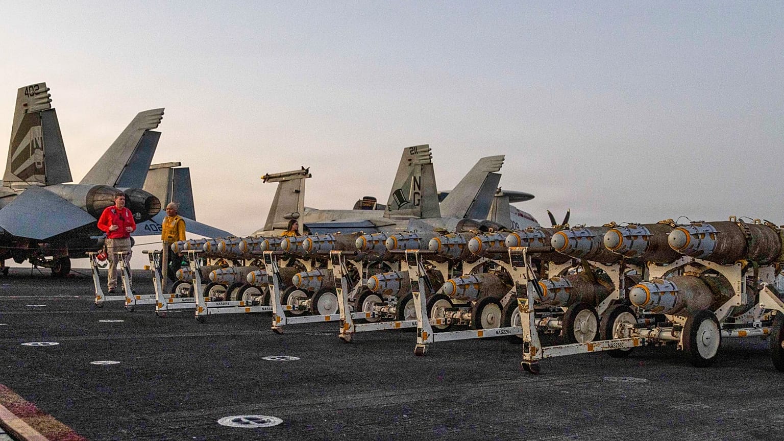  تُظهر القيادة المركزية بحارة البحرية وهم ينقلون الذخائر على سطح حاملة الطائرات من فئة نيميتز يو إس إس أبراهام لينكولن (CVN 72) يوم الجمعة 27 فبراير 2026. 