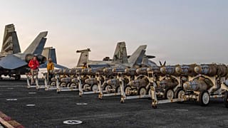  تُظهر القيادة المركزية بحارة البحرية وهم ينقلون الذخائر على سطح حاملة الطائرات من فئة نيميتز يو إس إس أبراهام لينكولن (CVN 72) يوم الجمعة 27 فبراير 2026. 