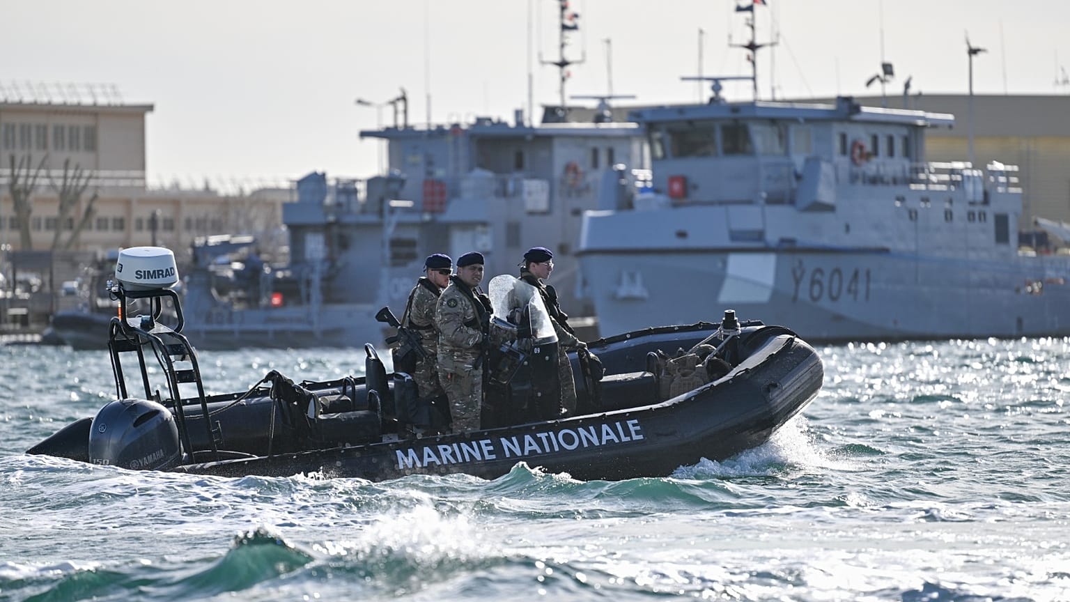 جنود من البحرية الفرنسية يقومون بدورية على متن قارب خلال يوم صحفي في القاعدة العسكرية في تولون بجنوب فرنسا، الخميس 19 فبراير 2026.