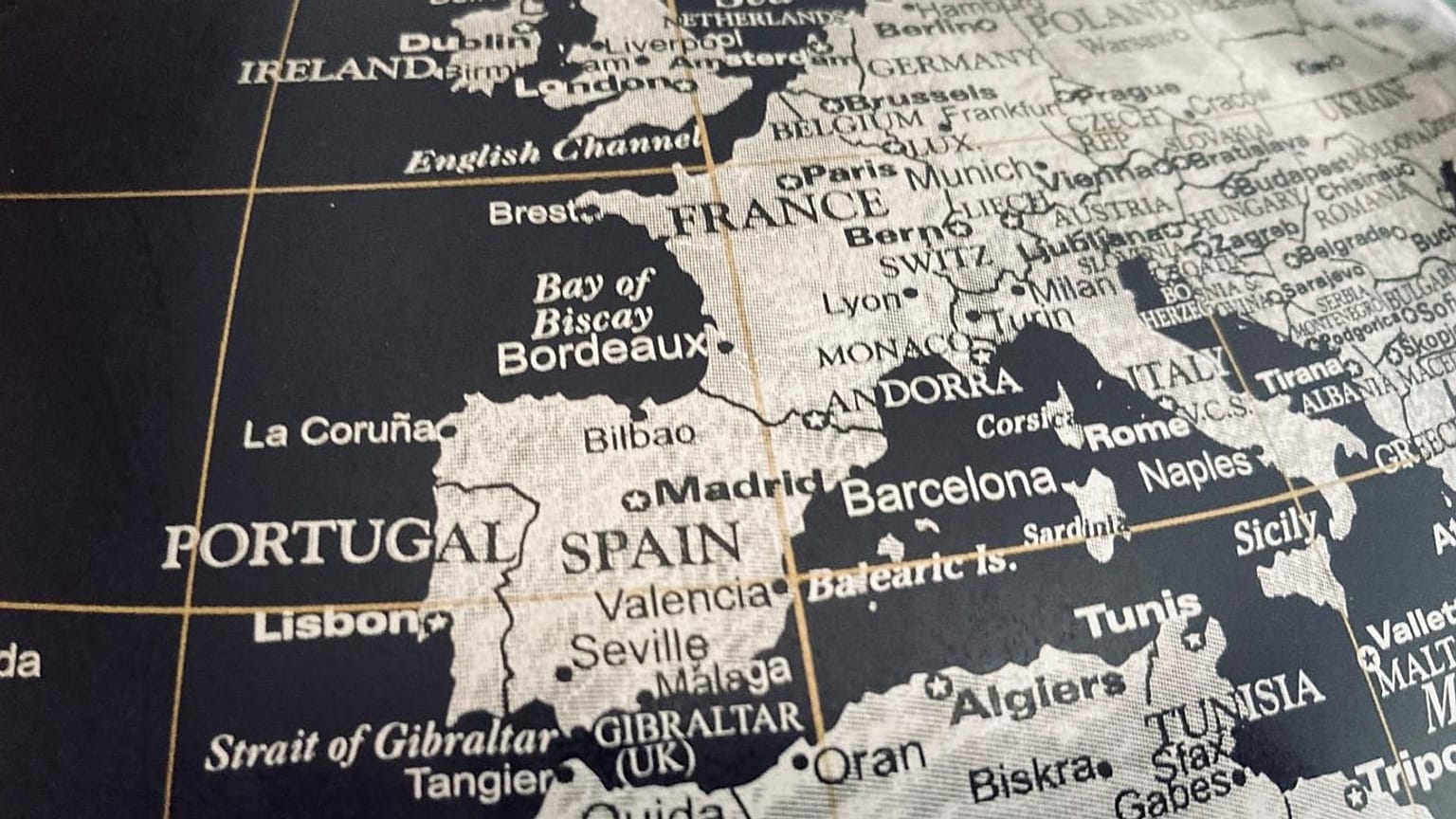 El meridiano de Greenwich atravesando claramente España, dejando la mayor parte de su territorio del lado de Reino Unido y Portugal.