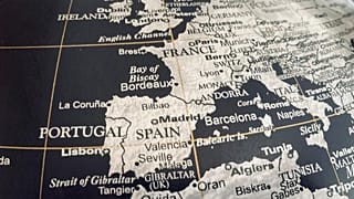 El meridiano de Greenwich atravesando claramente España, dejando la mayor parte de su territorio del lado de Reino Unido y Portugal.