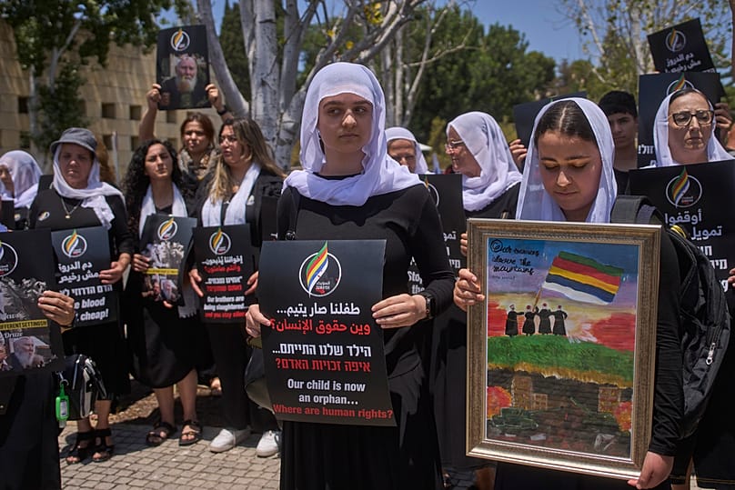 أفراد من الطائفة الدرزية ومؤيدوهم، على خلفية الاشتباكات بين القوات الحكومية السورية ومجموعات درزية مسلحة في السويداء، في 28 يوليو 2