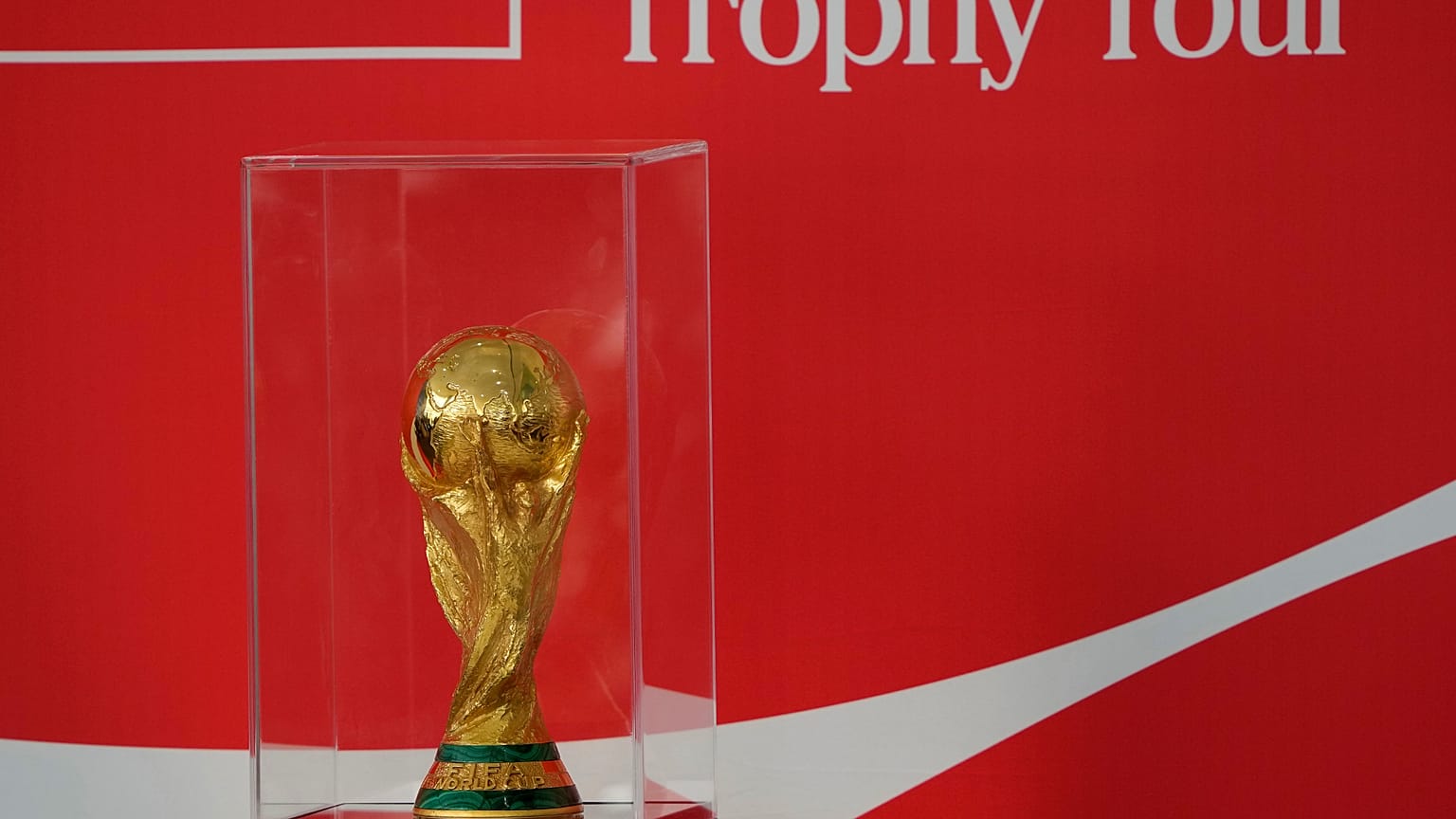 قام الرئيس البرازيلي لويس إيناسيو لولا دا سيلفا بتقبيل كأس العالم لكرة القدم بجوار لاعب كرة القدم البرازيلي السابق كافو خلال حفل تقديم الكأس في قصر بلانالتو الرئاسي في برازيلي