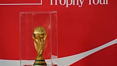 قام الرئيس البرازيلي لويس إيناسيو لولا دا سيلفا بتقبيل كأس العالم لكرة القدم بجوار لاعب كرة القدم البرازيلي السابق كافو خلال حفل تقديم الكأس في قصر بلانالتو الرئاسي في برازيلي