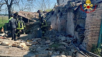 Рим, пожарная бригада в Парко дельи Акведотти в связи с обрушением здания