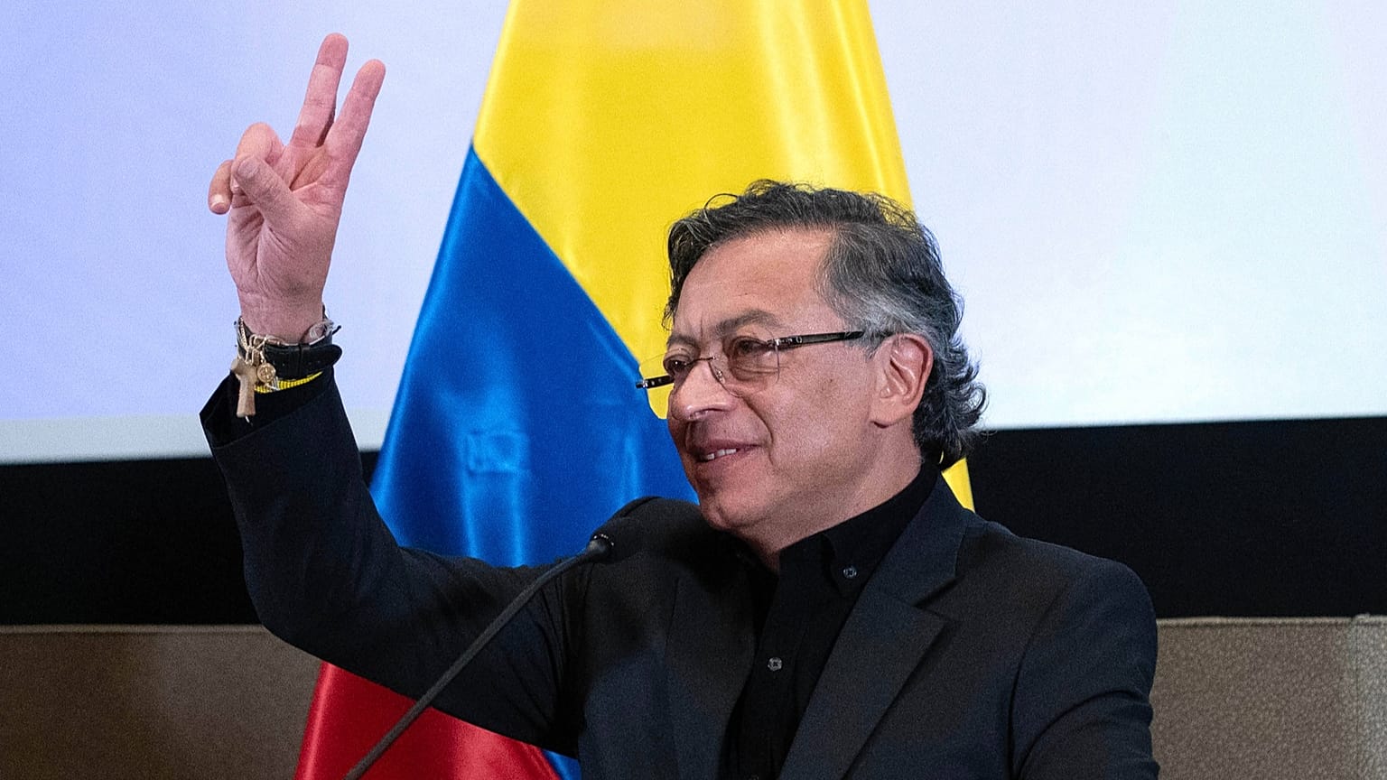 El presidente de Colombia, Gustavo Petro, realiza un gesto durante una conferencia de prensa en la embajada colombiana en Washington, el 3 de febrero de 2026.