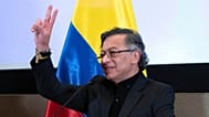 El presidente de Colombia, Gustavo Petro, realiza un gesto durante una conferencia de prensa en la embajada colombiana en Washington, el 3 de febrero de 2026.