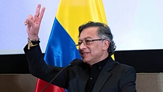 El presidente de Colombia, Gustavo Petro, realiza un gesto durante una conferencia de prensa en la embajada colombiana en Washington, el 3 de febrero de 2026.