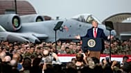 دونالد ترامپ، ۳۰ ژوئن ۲۰۱۹ با پرسنل نظامی و خانواده‌هایشان در پایگاه هوایی اوسَن در جنوب سئول، کره جنوبی،