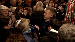 Magyar Péter, a Tisza Párt vezetője szavazókkal szelfizik kampánygyűlésén Celldömölkön 2026.03.20-án.