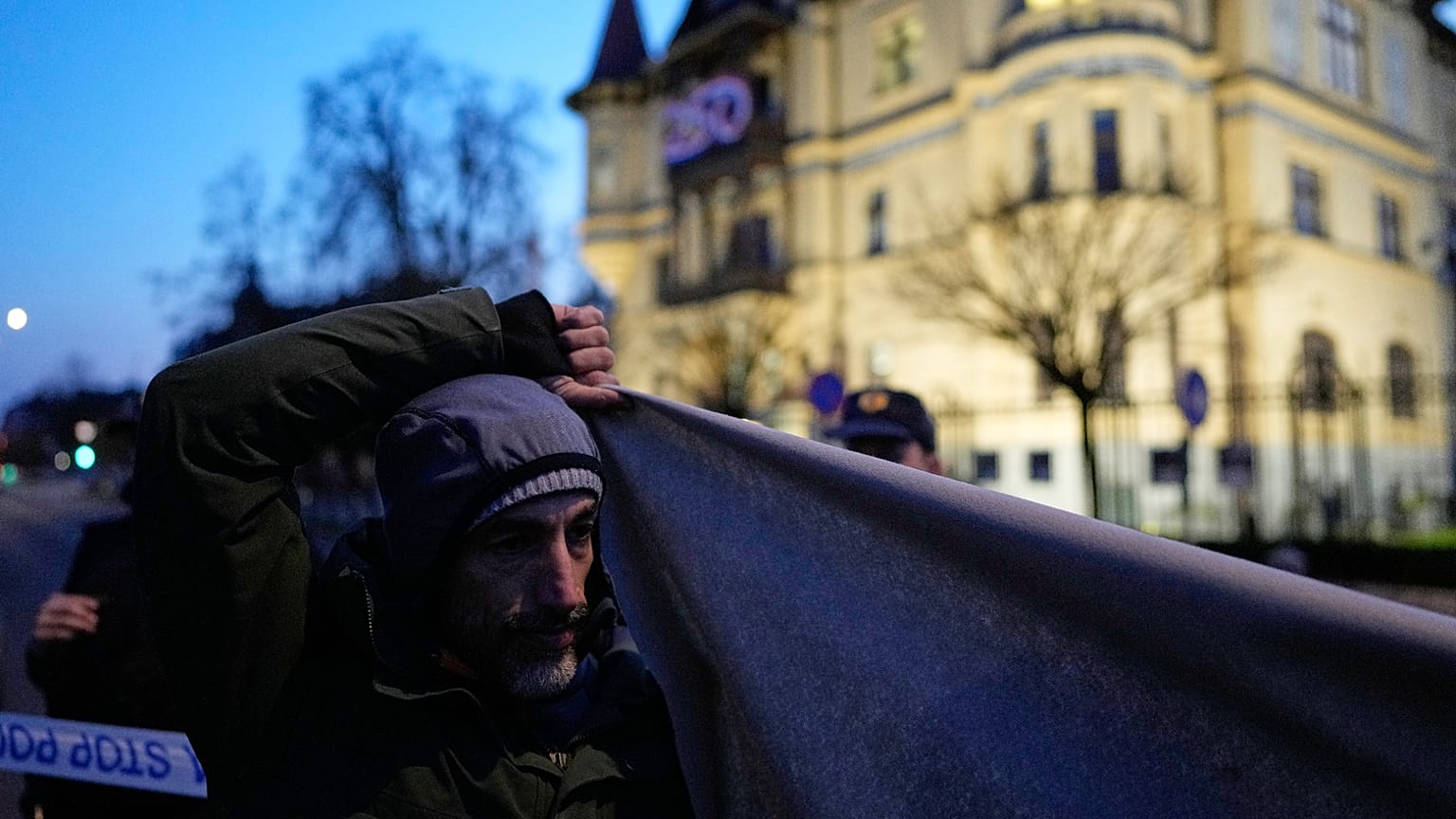 Demonstranci skandowali hasła wzywając wyborców do udziału w wyborach parlamentarnych oraz potępiając zagraniczną ingerencję w kampanię wyborczą i wojnę z Iranem, 20.03.2026r.