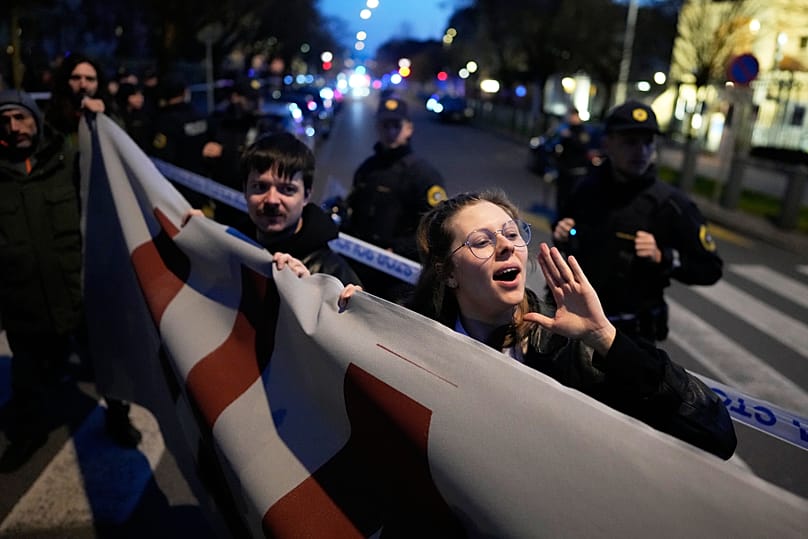 Lewicowi demonstranci skandowali hasła wzywając wyborców do udziału w wyborach parlamentarnych oraz potępiając zagraniczną ingerencję w kampanię wyborczą, 20 marca 2026 r.