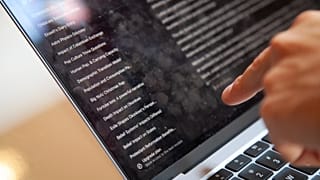 تاريخ ChatGPT لمراهق يظهر في مقهى في راسلفيل، أركنساس، في 15 يوليو 2025