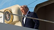 Prezydent Donald Trump wysiada z samolotu Air Force One w piątek, 20 marca 2026 r., na międzynarodowym lotnisku Palm Beach na Florydzie.