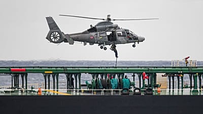 Вертолёт ВМС Франции садится на борт танкера в Средиземном море, подозреваемого в принадлежности к «теневому флоту» России.