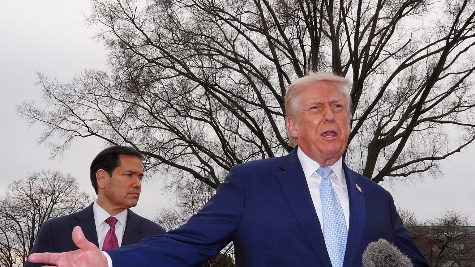 يتحدث الرئيس دونالد ترامب مع الصحفيين قبل مغادرته على متن مارين وان من الحديقة الجنوبية للبيت الأبيض