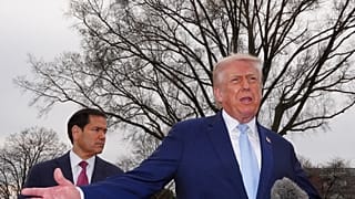 يتحدث الرئيس دونالد ترامب مع الصحفيين قبل مغادرته على متن مارين وان من الحديقة الجنوبية للبيت الأبيض