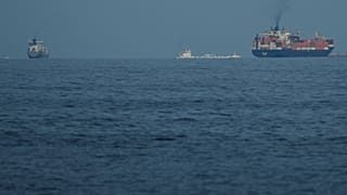 السفن تصطف في مضيق هرمز كما يُرى من خورفكان، الإمارات العربية المتحدة، يوم الأربعاء 11 مارس 2026. (أ ب / ألفاظ قدري)