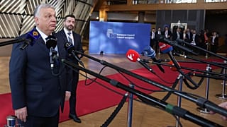 Orbán Viktor magyar miniszterelnök a média munkatársaival beszél, a brüsszeli EU-csúcson 2026 március 19-én