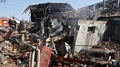 Feuerwehrleute löschen den Brand in einem Wohnhaus nach einem russischen Drohnenangriff in Saporischschja, Ukraine, am Montag, 16. März 2026. (Foto: AP/Kateryna Klochko)