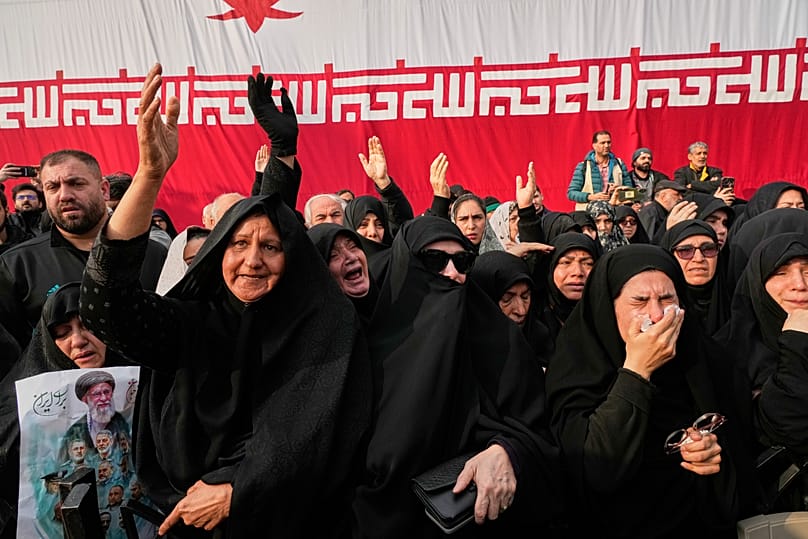 رد فعل المشيعين خلال مراسم جنازة الجنرال علي شمخاني، أمين مجلس الدفاع الإيراني والمستشار الكبير للمرشد الأعلى الذي قُتل في غارة،