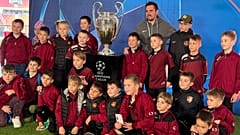 La squadra di calcio dei bambini si fotografa con la BL Cup nella Puskás Arena 