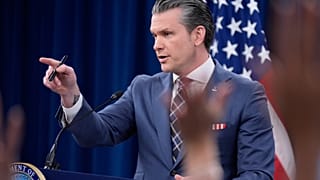 El secretario de Defensa, Pete Hegseth, habla con los medios de comunicación durante una rueda de prensa celebrada en el Pentágono, en Washington, el jueves 19 de marzo 2026