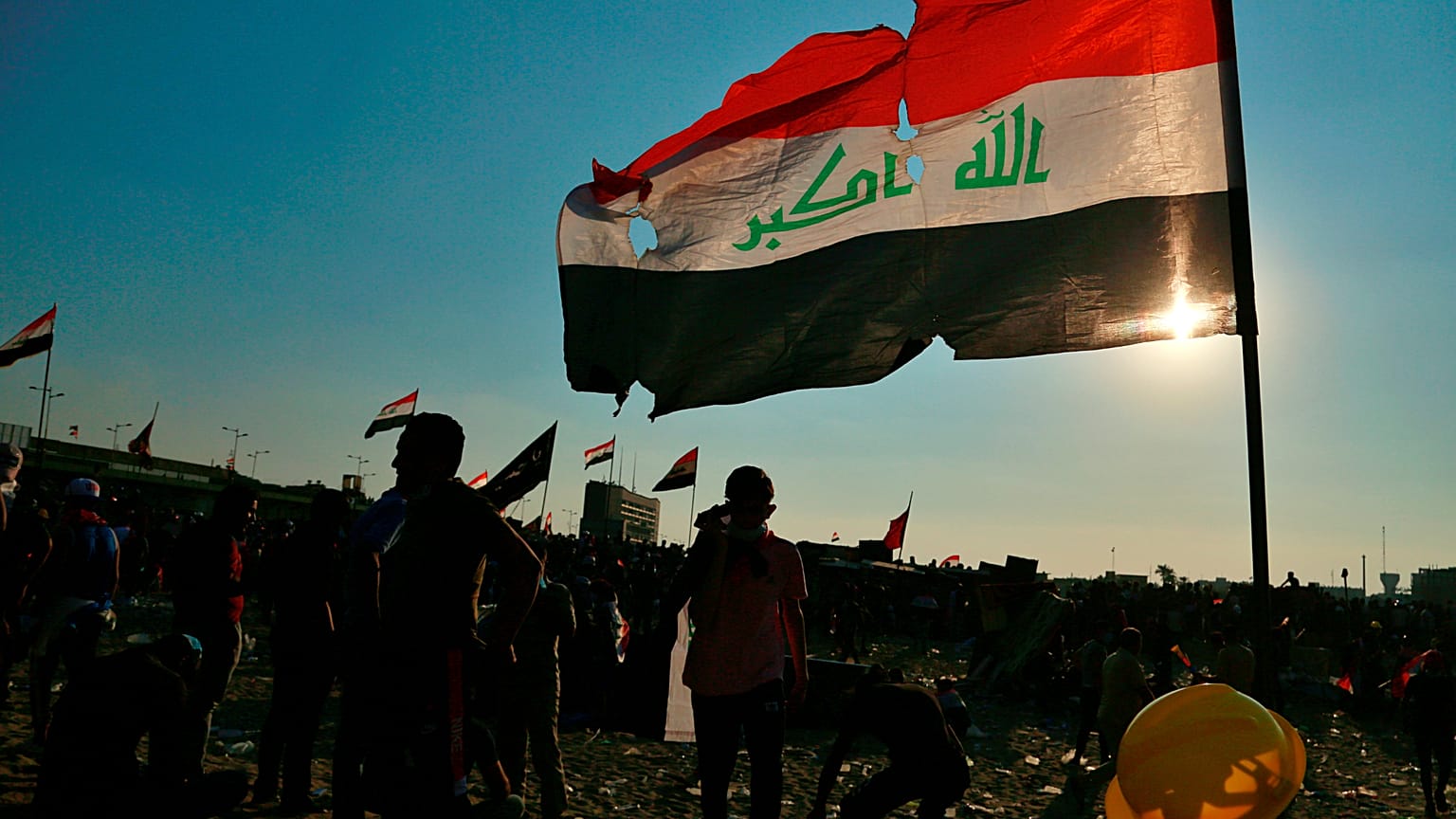 متظاهرون بالقرب من نهر دجلة خلال الاحتجاجات المستمرة في بغداد، العراق،