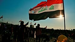 متظاهرون بالقرب من نهر دجلة خلال الاحتجاجات المستمرة في بغداد، العراق،