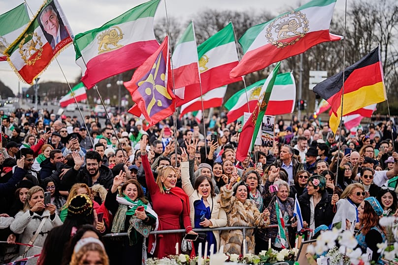 Bereits am Freitag feierten Unterstützer von Reza Pahlavi bei einer Demonstration in Berlin zur Unterstützung der US-amerikanischen und israelischen Luftangriffe 