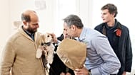 Έλληνες πολίτες που επαναπατρίστηκαν από τη Μέση Ανατολή μαζί με τα ζώα συντροφιάς τους  υποδέχτηκε σήμερα ο Πρωθυπουργός Κυριάκος Μητσοτάκης στο Μέγαρο Μαξίμου