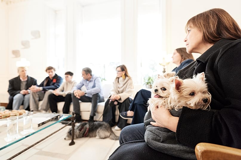 Έλληνες πολίτες που επαναπατρίστηκαν από τη Μέση Ανατολή μαζί με τα ζώα συντροφιάς τους  υποδέχτηκε σήμερα ο Πρωθυπουργός Κυριάκος Μητσοτάκης στο Μέγαρο Μαξίμου