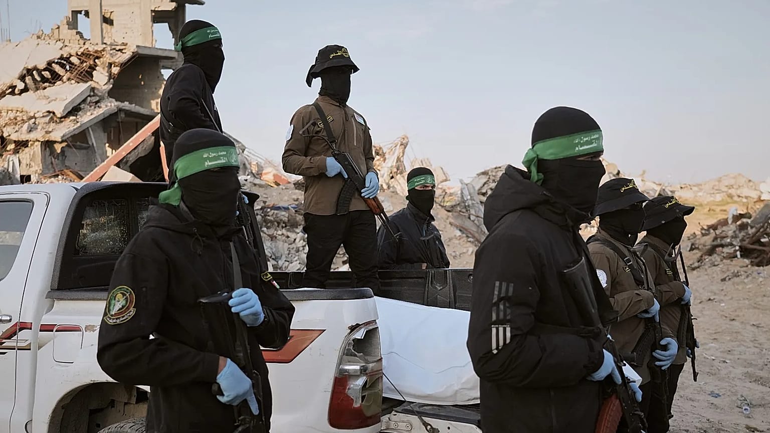 مسلحون من الجهاد الإسلامي وحماس يسلمون رفات رهينة للصليب الأحمر في بيت لاهيا، 3 ديسمبر/كانون الأول 2025.