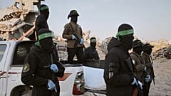 مسلحون من الجهاد الإسلامي وحماس يسلمون رفات رهينة للصليب الأحمر في بيت لاهيا، 3 ديسمبر/كانون الأول 2025.