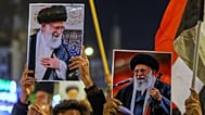 Sciiti iracheni mostrano le foto della guida suprema iraniana ayatollah Ali Khamenei, ucciso da un raid USA a Teheran, durante un funerale simbolico a Najaf domenica