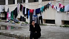Una mujer desplazada del sur del Líbano sentada frente a una escuela convertida en refugio en la ciudad de Sidón, 20 de marzo de 2026