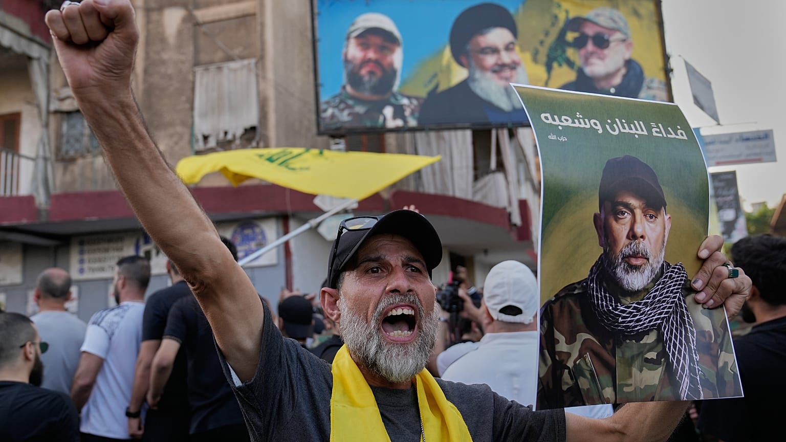مناصر لحزب الله يحمل صورة رئيس أركان الحزب هيثم طبطباي في ضاحية بيروت الجنوبية، 24 نوفمبر/تشرين الثاني 2025.