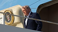Donald Trump steigt aus der Air Force One (Archivbild)