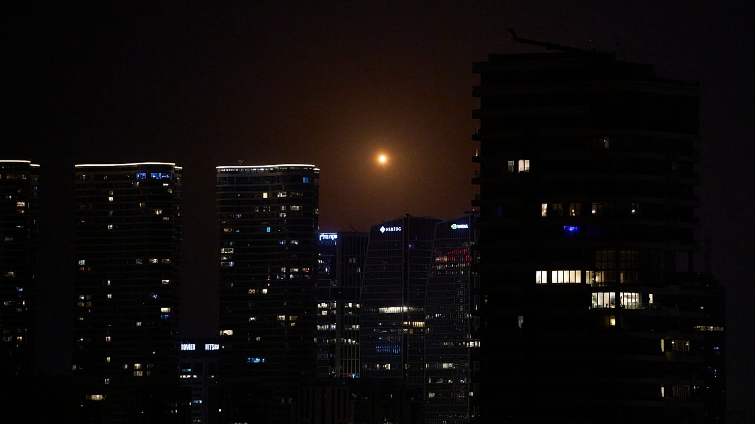 صواريخ أُطلقت من إيران تخترق السماء فوق وسط إسرائيل، صباح الأربعاء، 18 مارس 2026