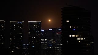 صواريخ أُطلقت من إيران تخترق السماء فوق وسط إسرائيل، صباح الأربعاء، 18 مارس 2026