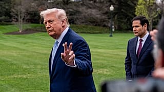 Riportereknek int Donald Trump a Fehér Ház gyepén