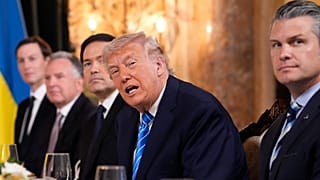 دونالد ترامپ به همراه مشاوران و وزرای خارجه و جنگ آمریکا