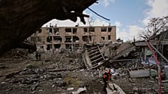 Rettungskräfte im Einsatz nach iranischem Raketenangriff auf die südisraelische Stadt Dimona am Samstag, dem 21. März 2026.