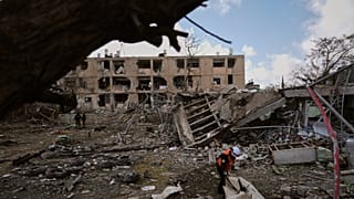 Rettungskräfte im Einsatz nach iranischem Raketenangriff auf die südisraelische Stadt Dimona am Samstag, dem 21. März 2026.