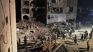 تعمل قوات الأمن الإسرائيلية وفرق الإنقاذ في الموقع الذي استهدفه صاروخ إيراني في مدينة عراد جنوب إسرائيل، الأحد 22 مارس/آذار 2026. (تصوير: أوهاد زويغنبرغ / أسوشيتد برس)