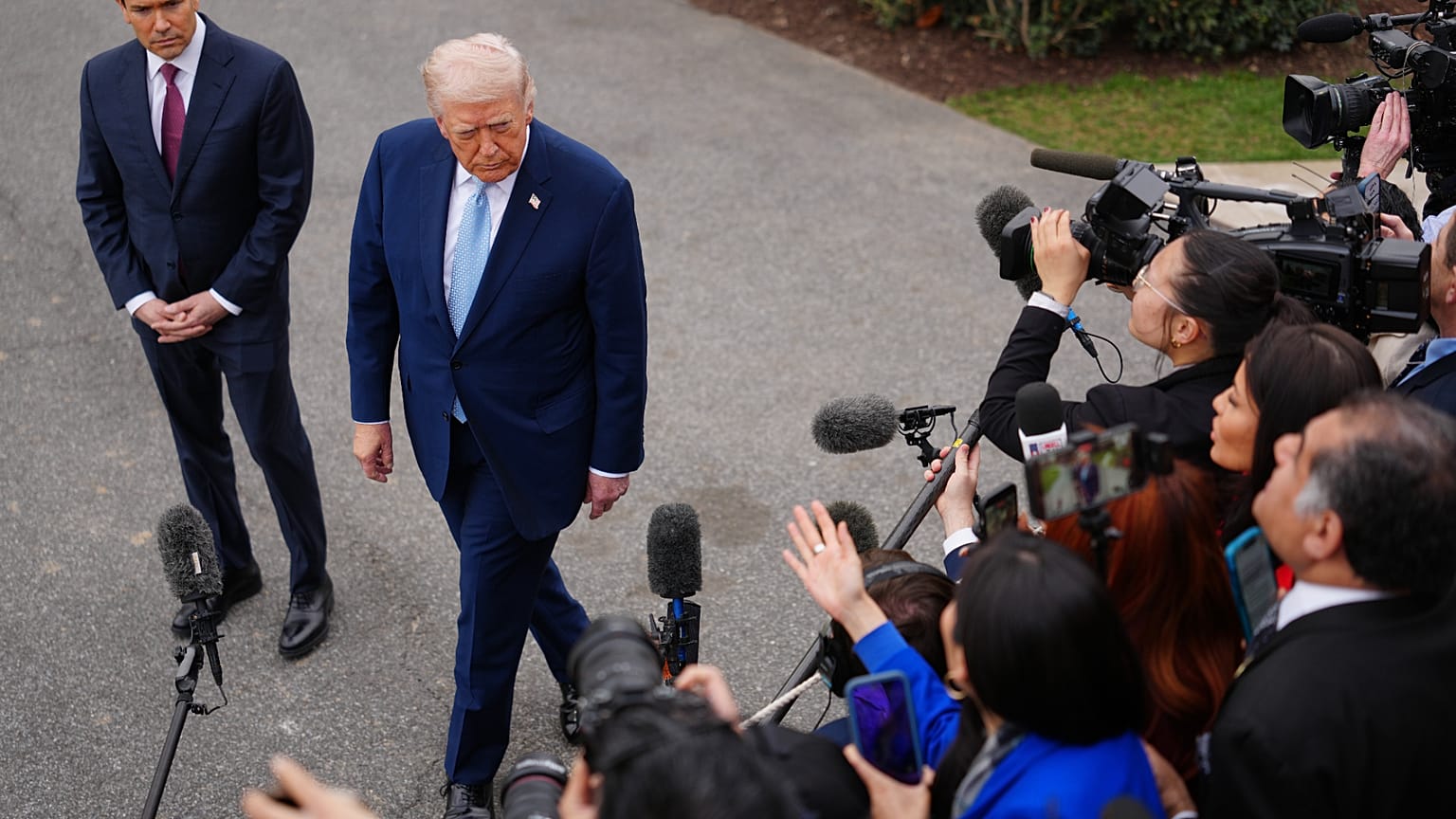 Donald Trump riporterekhez beszél 