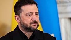 Der ukrainische Präsident Wolodymyr Selenskyj reagiert bei einem Treffen mit Premierminister Keir Starmer in der Downing Street Nummer zehn in London am 17. März 2026.