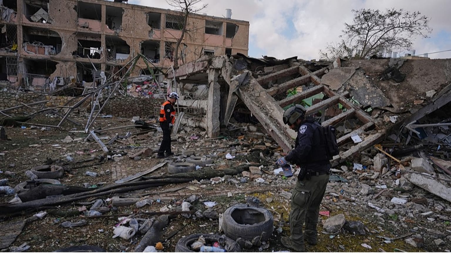 Разрушения в жилом квартале города Димона, Израиль, утро 22 марта 2026