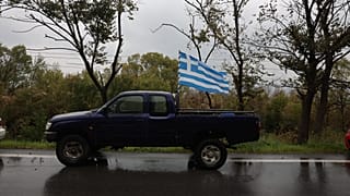 Ελληνική σημαία πάνω σε αγροτικό όχημα κατά τη διάρκεια της αγροτικής κινητοποίησης στον κόμβο της Λάρσου στη Μυτιλήνη, Λέσβος, Παρασκευή 05 Δεκεμβρίου 2025