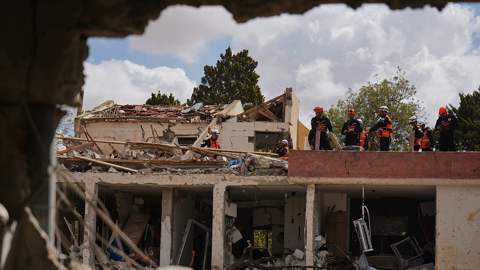 آثار برخورد موشک ایرانی در دیمونا - اسرائیل